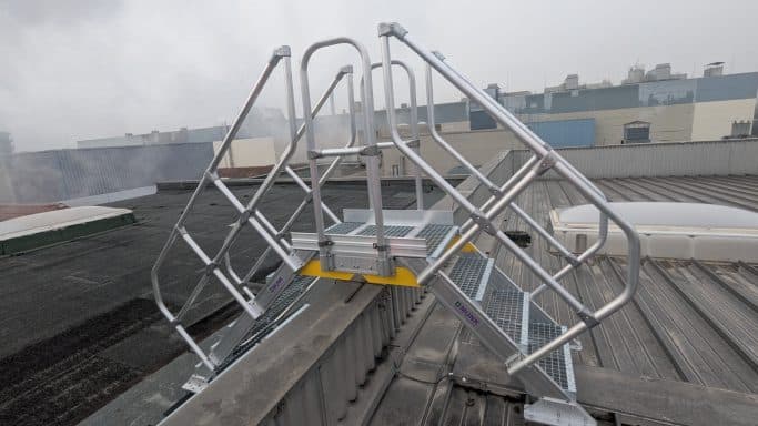 Sichere Zugangsanlage zu einem Flachdach in moderner Metallkonstruktion.